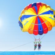 Parasailen langs de kust van Miami Beach