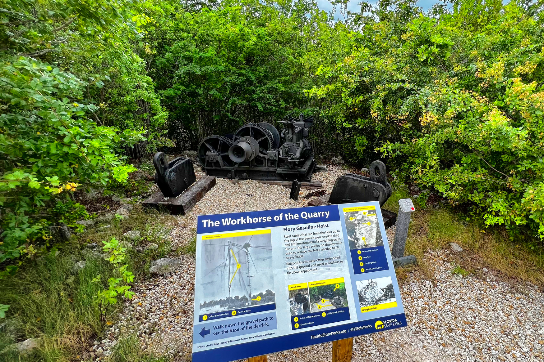 Oude machines waarmee het Key Largo Limestone werd uitgehakt in Windley Key Fossil Reef Geological State Park
