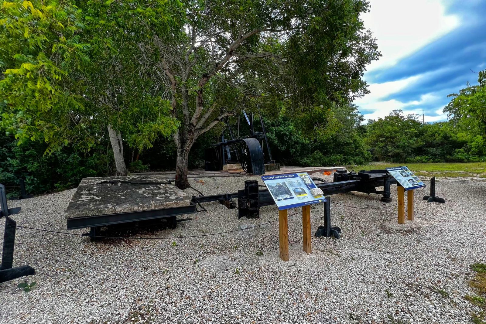 Overblijfselen van oude machines om kalksteen te delven in Windley Key Fossil Reef Geological State Park