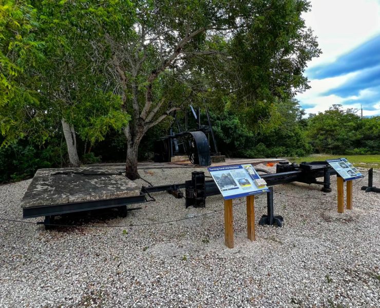 Overblijfselen van oude machines om kalksteen te delven in Windley Key Fossil Reef Geological State Park