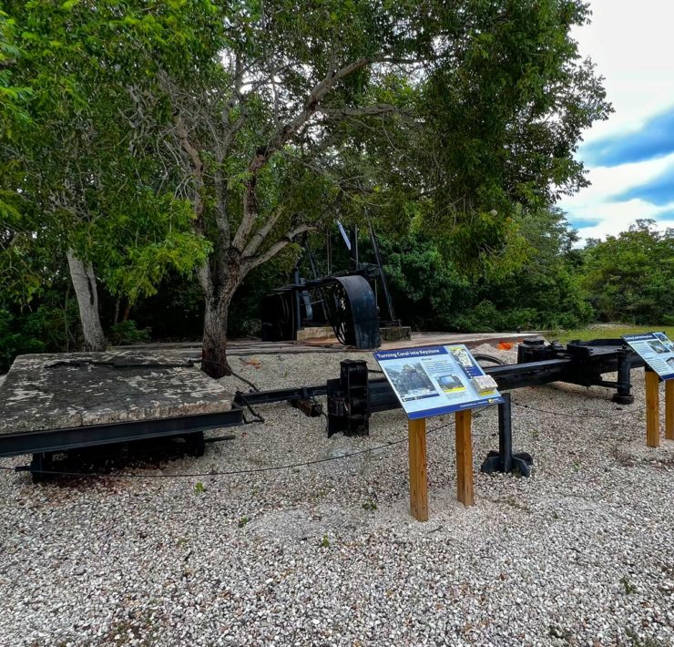 Overblijfselen van oude machines om kalksteen te delven in Windley Key Fossil Reef Geological State Park