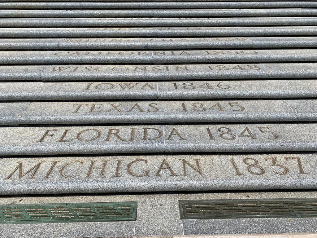 De trappen van het Louisiana State Capitol in Baton Rouge