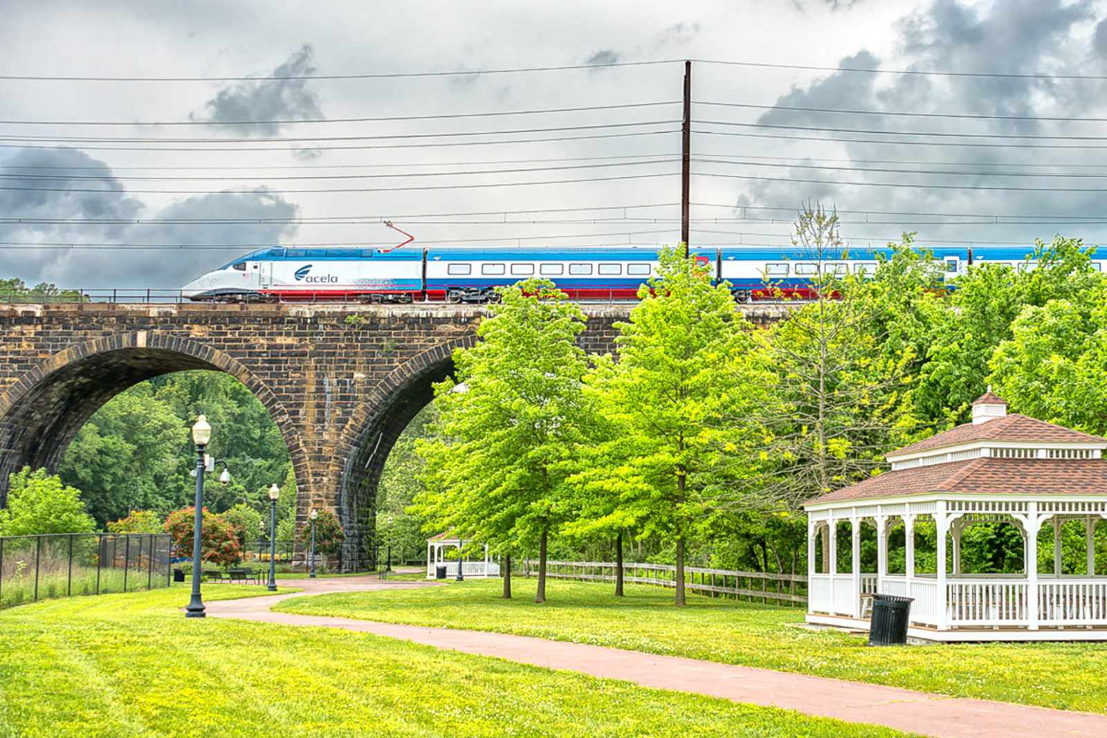 Een Amtrak Acela trein in de buurt van Washington DC