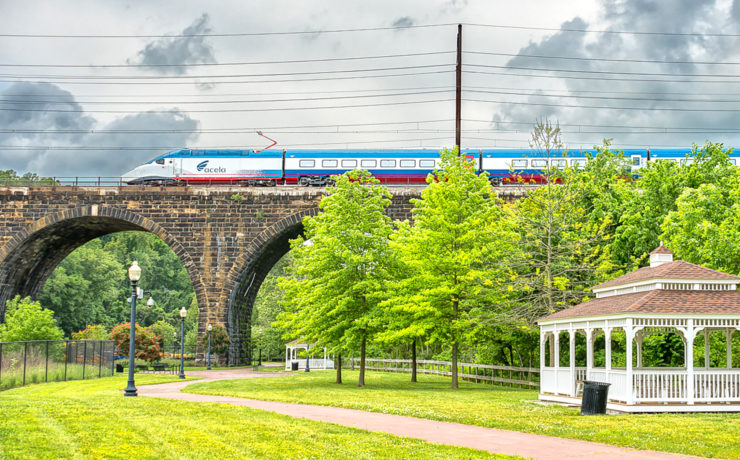 Een Amtrak Acela trein in de buurt van Washington DC