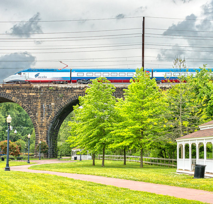 Een Amtrak Acela trein in de buurt van Washington DC