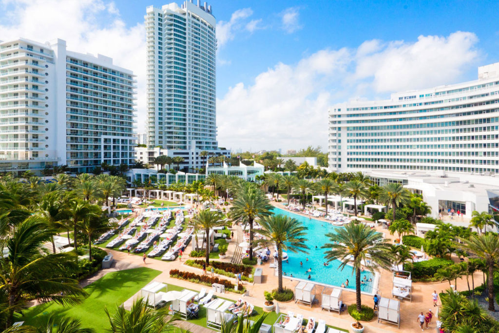 Het prachtige zwembad van Fontainebleau Miami Beach