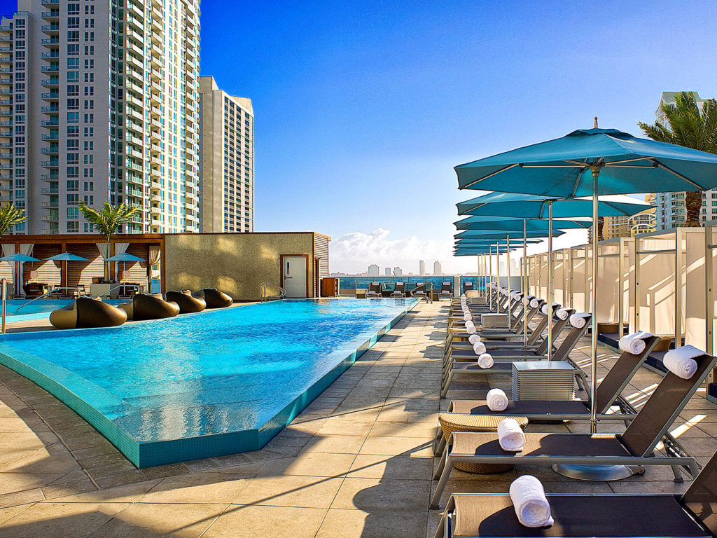 Twee zwembaden op de 16e verdieping in het Kimpton Epic Miami Hotel