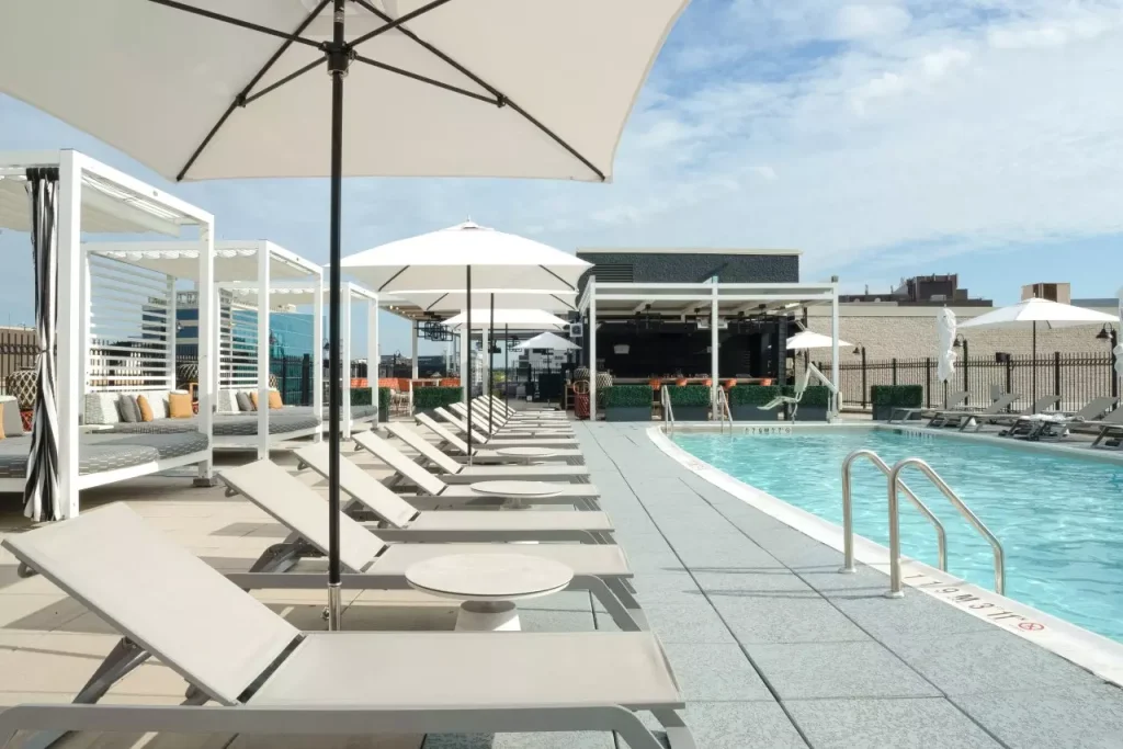 De rooftop met zwembad van het Yotel hotel in Washington DC