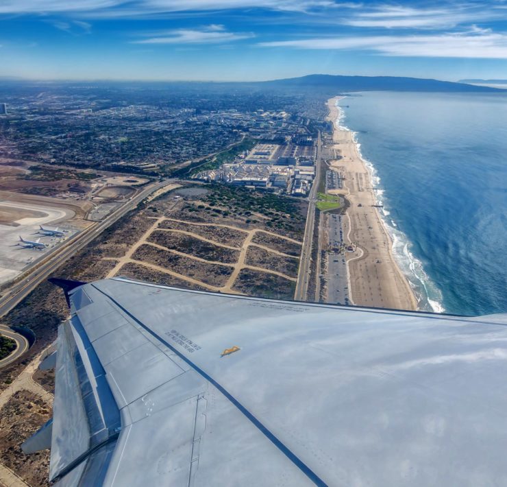 Uitzicht op de luchthaven van Los Angeles vanuit een vliegtuigraam