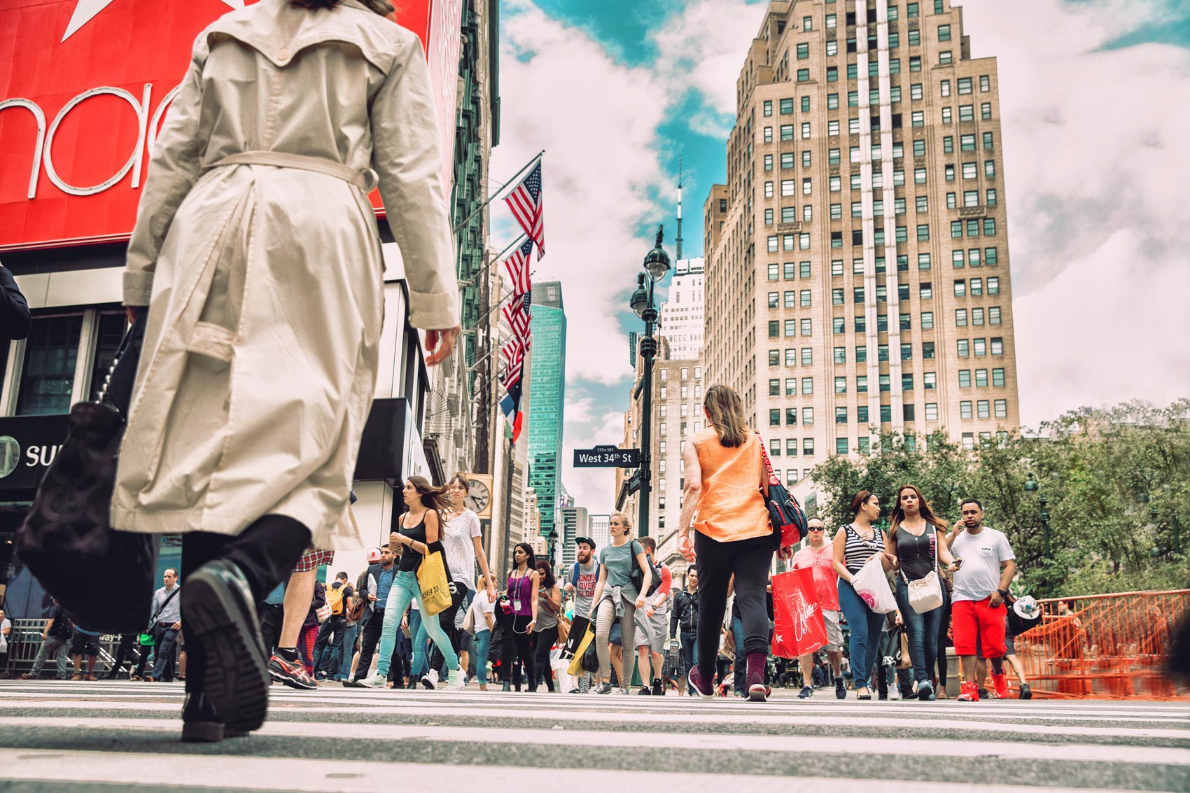 New Yorkers steken de straat over bij Macy's
