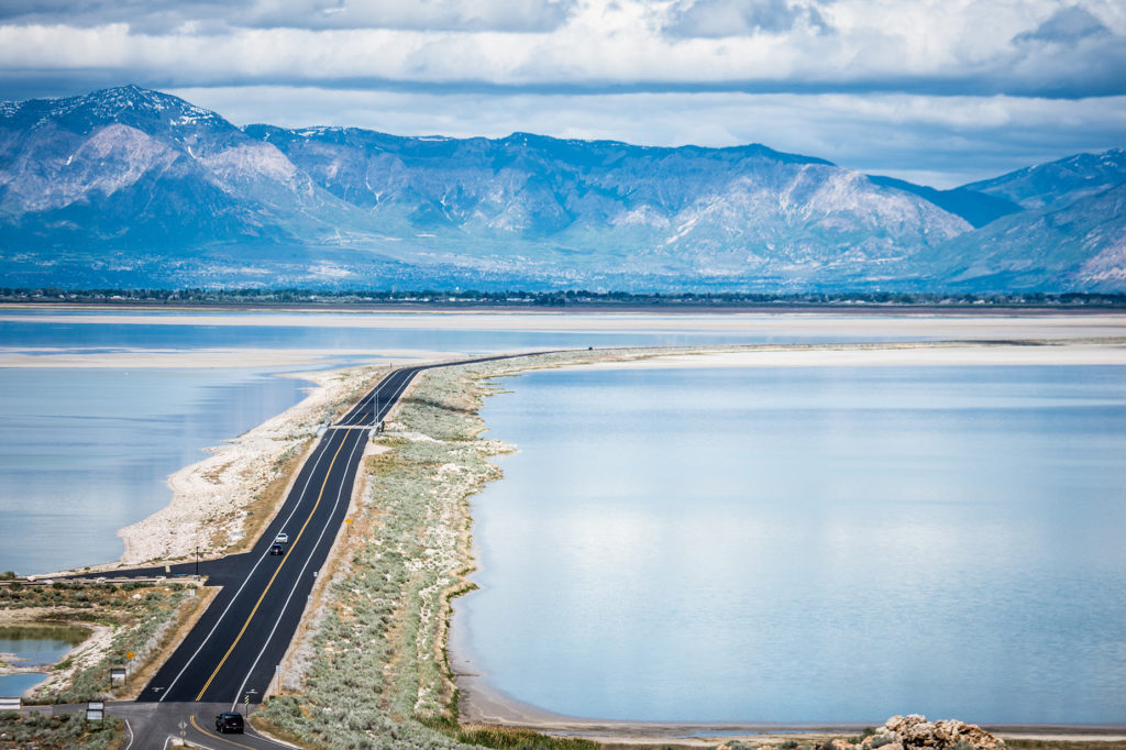 De dijk naar Antelope Island State Park