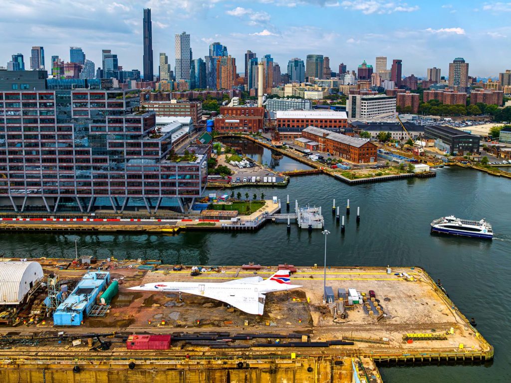 De Concorde werd in 2023 in de Brooklyn Navy Yard in DUMBO van een nieuwe verflaag voorzien