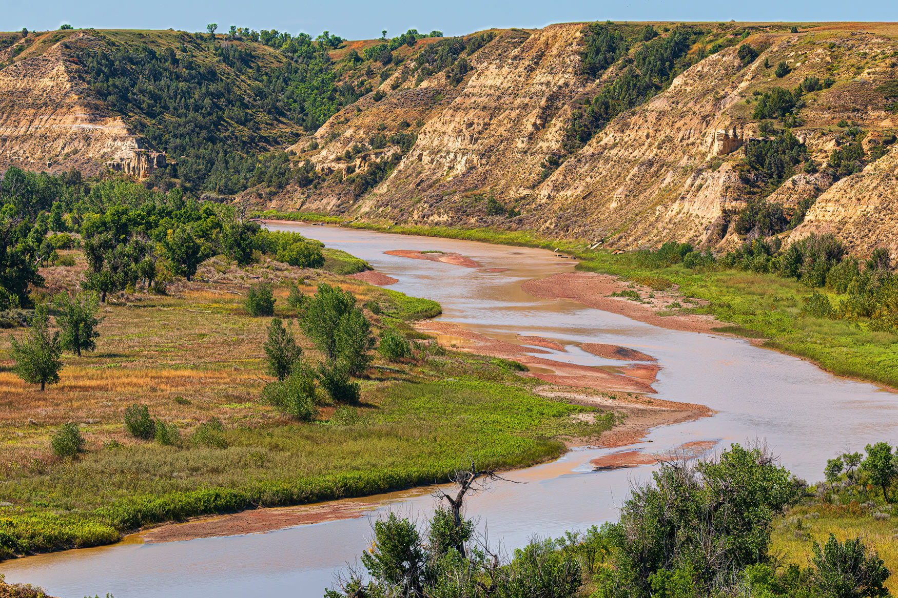 De Little Missouri river stroomt door het Theodore Roosevelt National Park De Little Missouri river stroomt door het Theodore Roosevelt National Park
