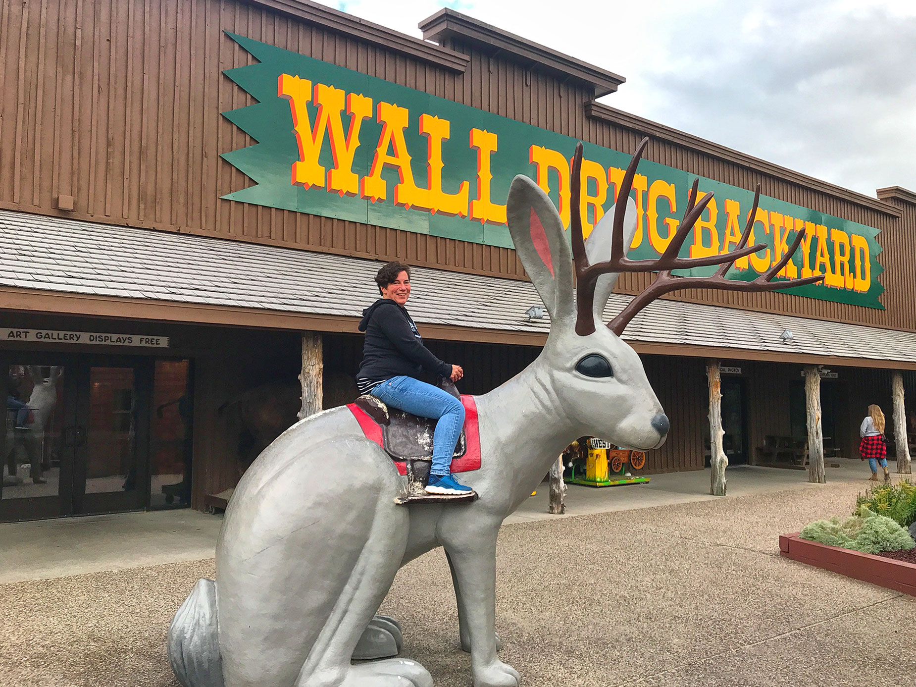 Hey!USA Reisreporter Harmke Kraak voor de Wall Drugstore langs Interstate 90 Hey!USA Reisreporter Harmke Kraak voor de Wall Drugstore langs Interstate 90