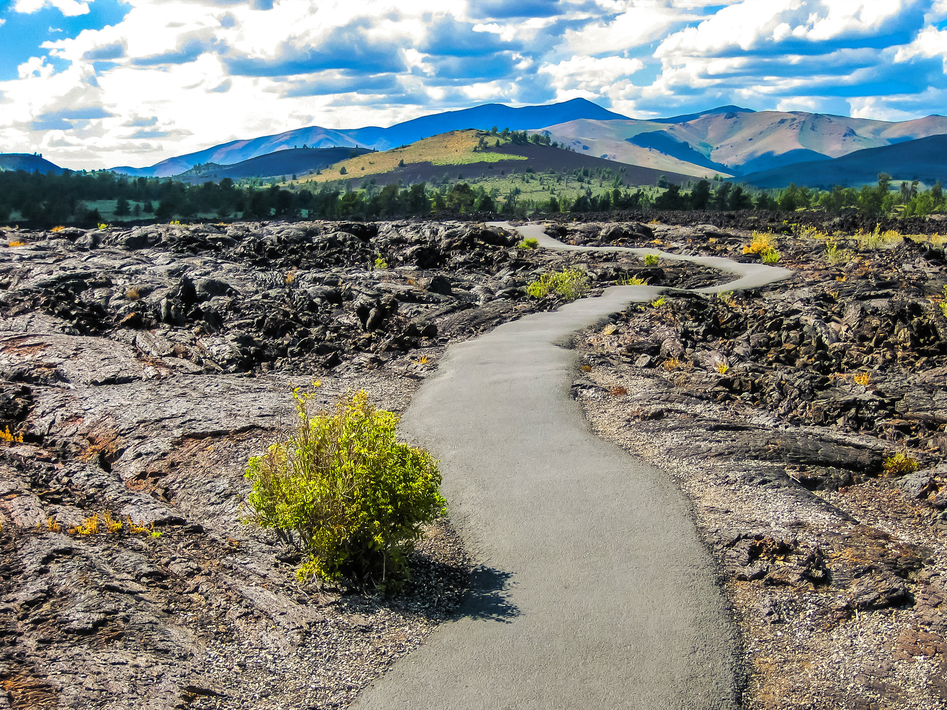 Wandelpad door gestold lava in Craters of the Moon in Idaho