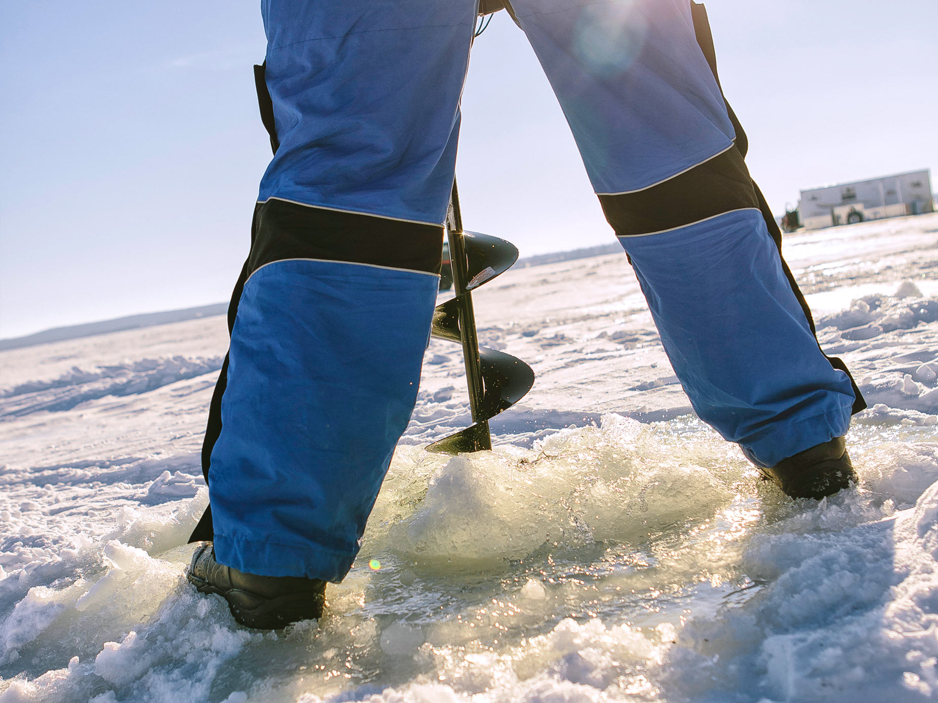 Het boren van een ijsgat in Devils Lake om te ijsvissen