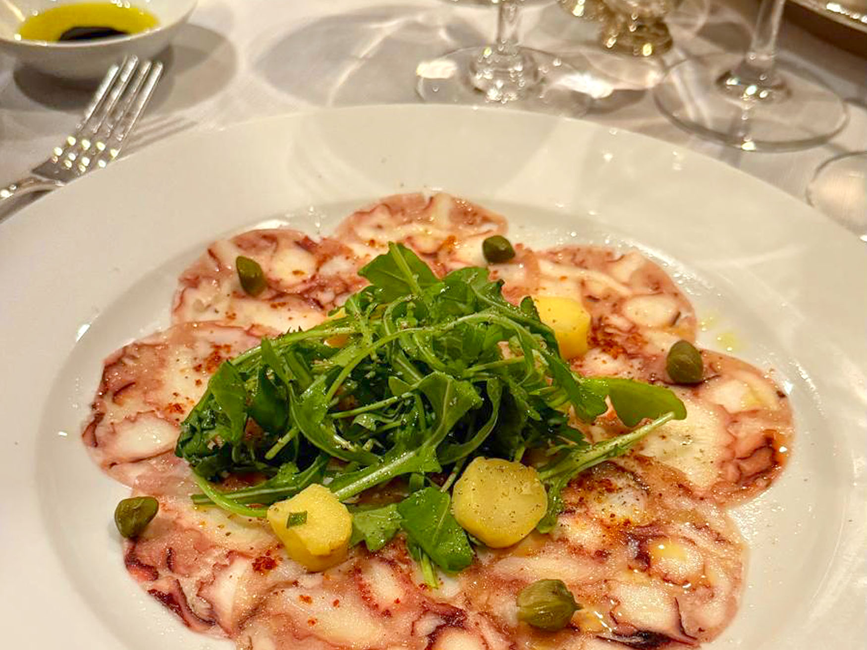 Een carpaccio van octopus bij Toscana aan boord van de Oceania Allura Een carpaccio van octopus bij Toscana aan boord van de Oceania Allura