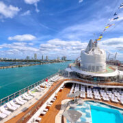 Uitzicht op Miami Beach vanaf het Oceania Allura cruiseschip