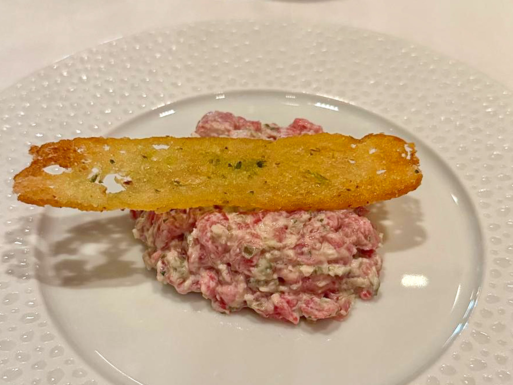 Steak tartare in restaurant Jacques aan boord van de Oceania Allura Steak tartare in restaurant Jacques aan boord van de Oceania Allura