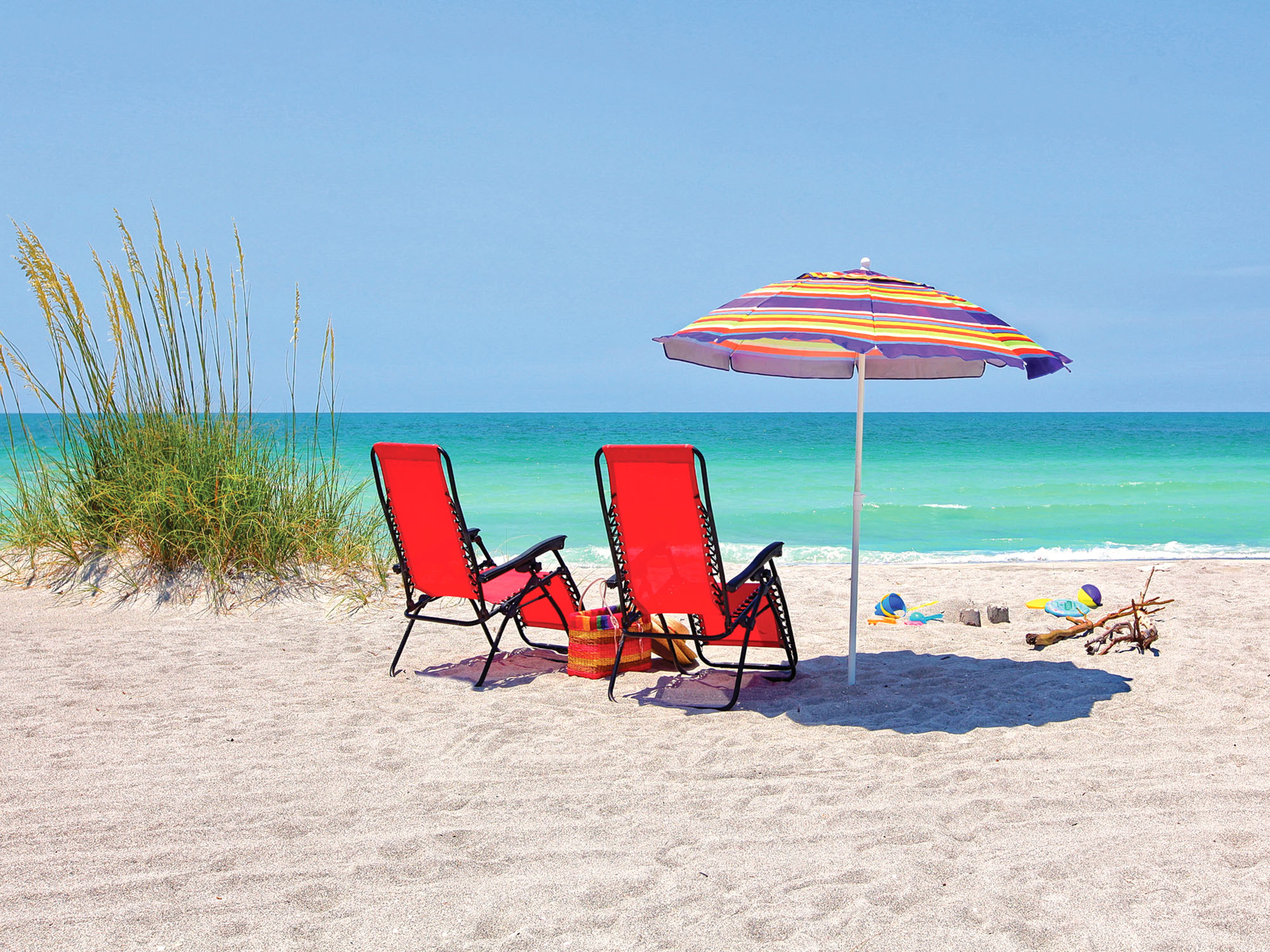 Strandstoelen op wit strand in Bradenton Strandstoelen op wit strand in Bradenton