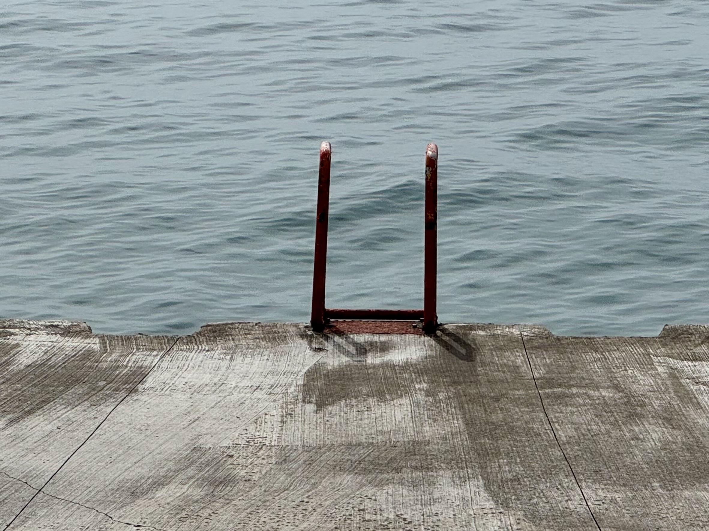 Langs de oever van Lake Michigan zijn trappetjes voor zwemmers Langs de oever van Lake Michigan zijn trappetjes voor zwemmers