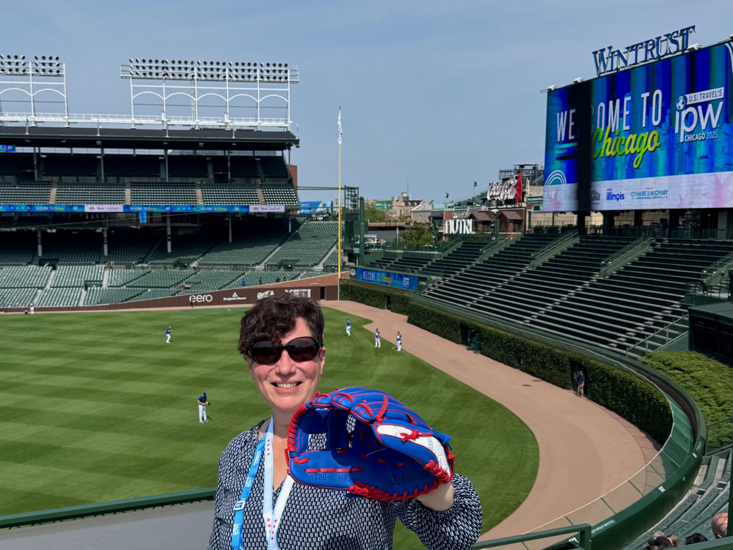 Hey!USA reisreporter Harmke Kraak in Wrigley Field in Chicago Hey!USA reisreporter Harmke Kraak in Wrigley Field in Chicago