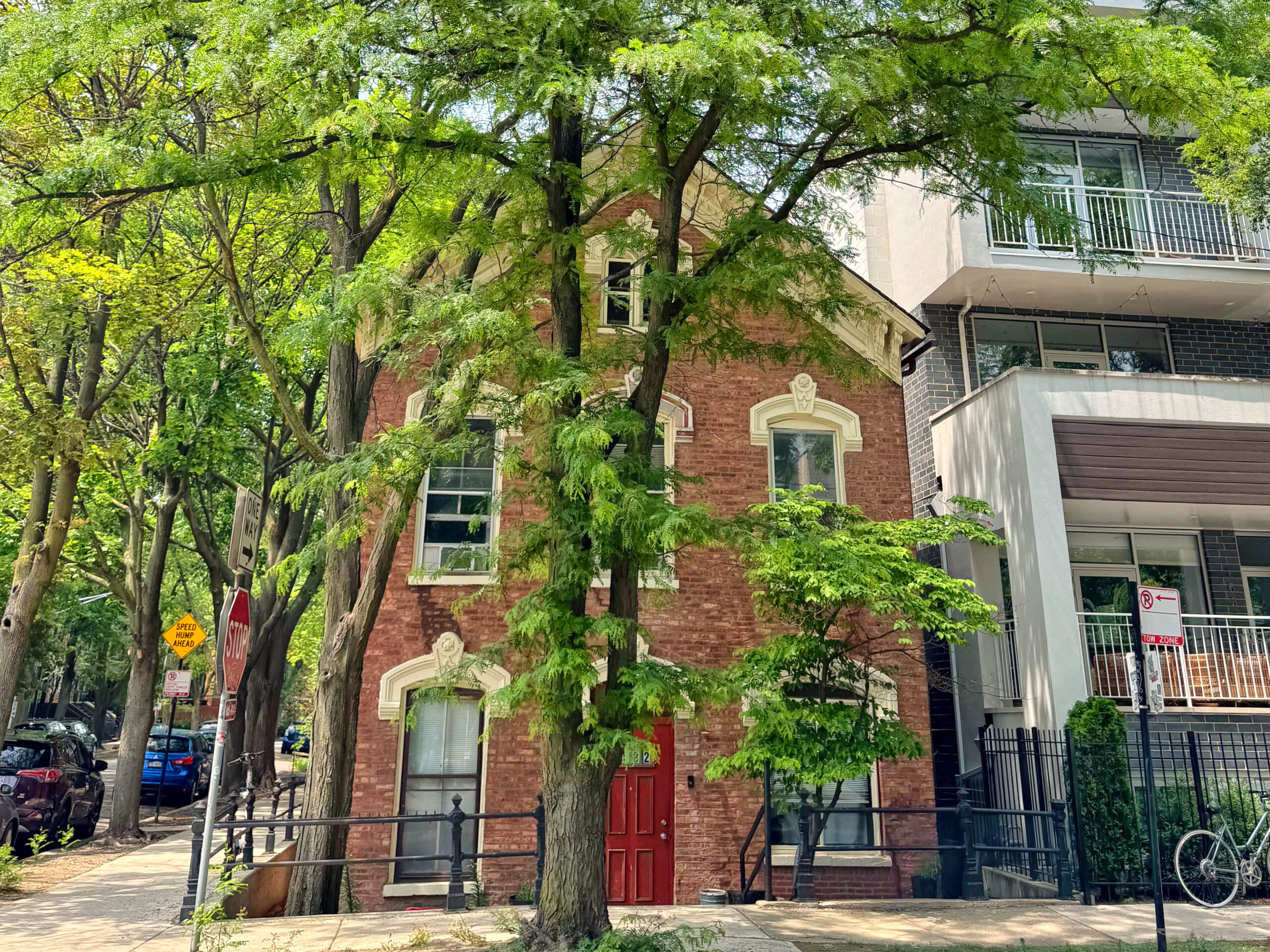 Elk Grove Avenue, een rustig bomenrijk straatje met huizen in Europese stijl Elk Grove Avenue, een rustig bomenrijk straatje met huizen in Europese stijl