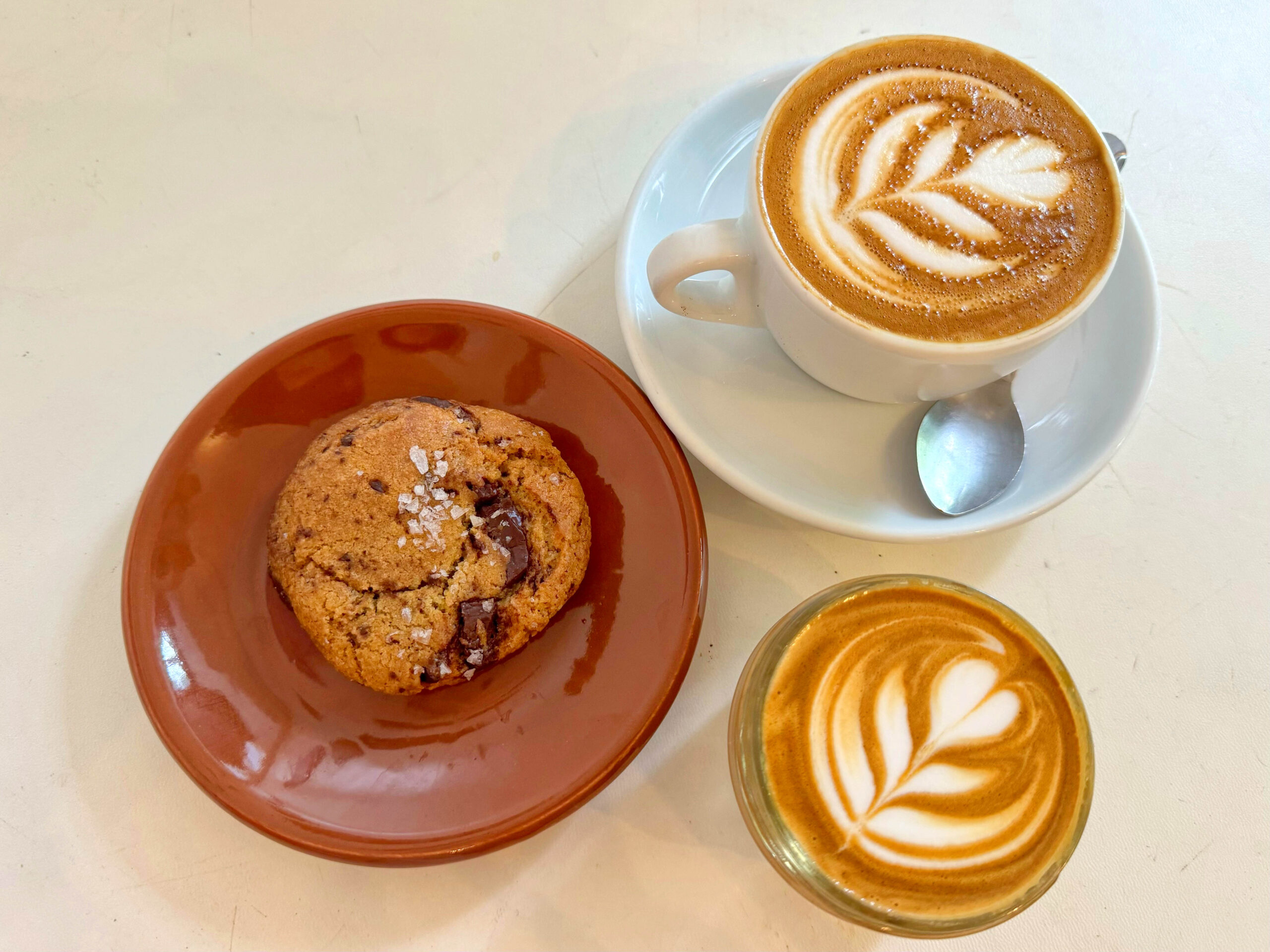 Chocolate chip cookie en koffie bij Courier Coffee in Portland