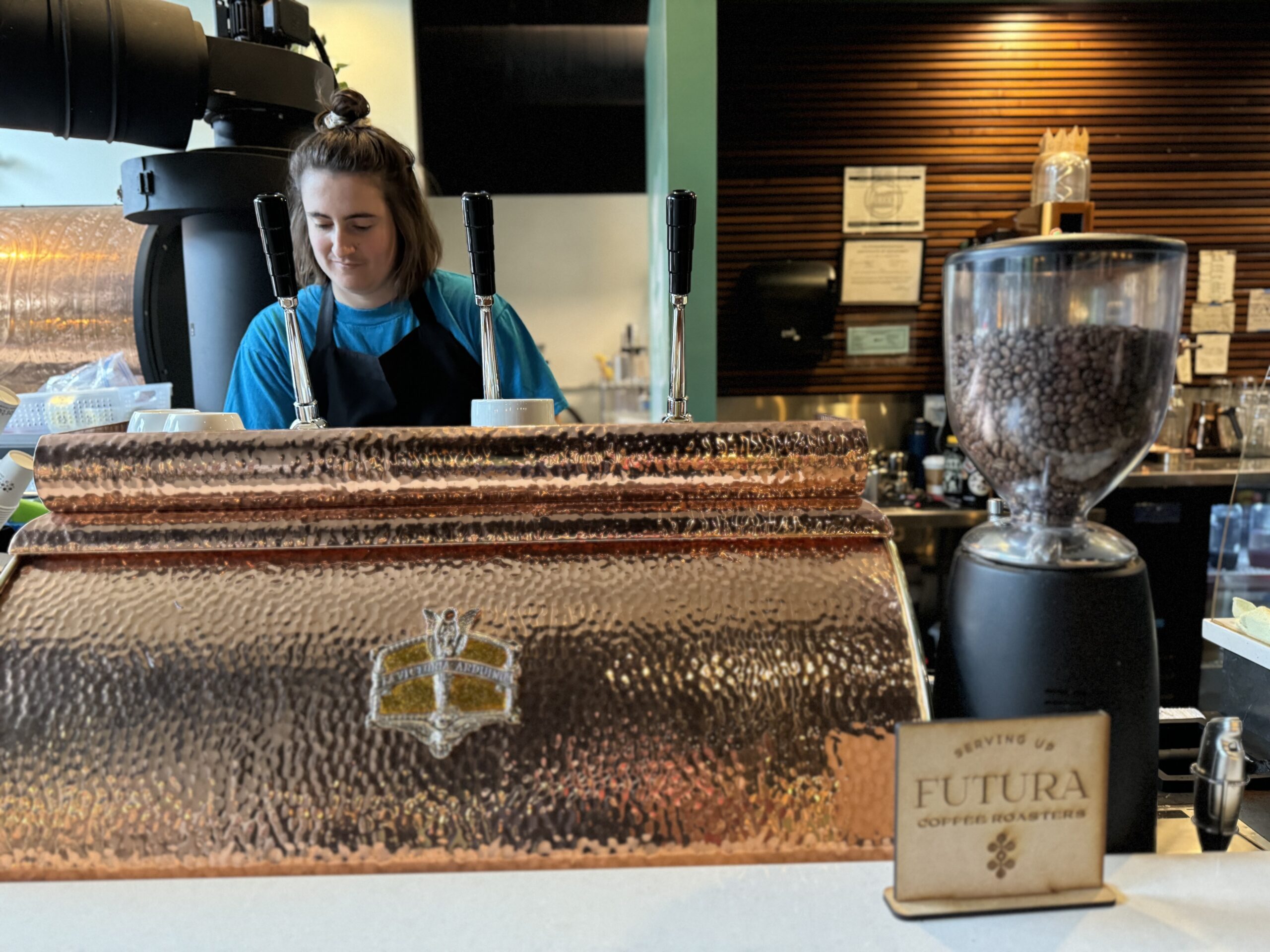 Er wordt koffie van Futura Coffee geschonken bij Roste Chocolate House in Portland