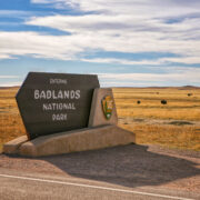 Entree van Badlands National Park met het welkom-bord