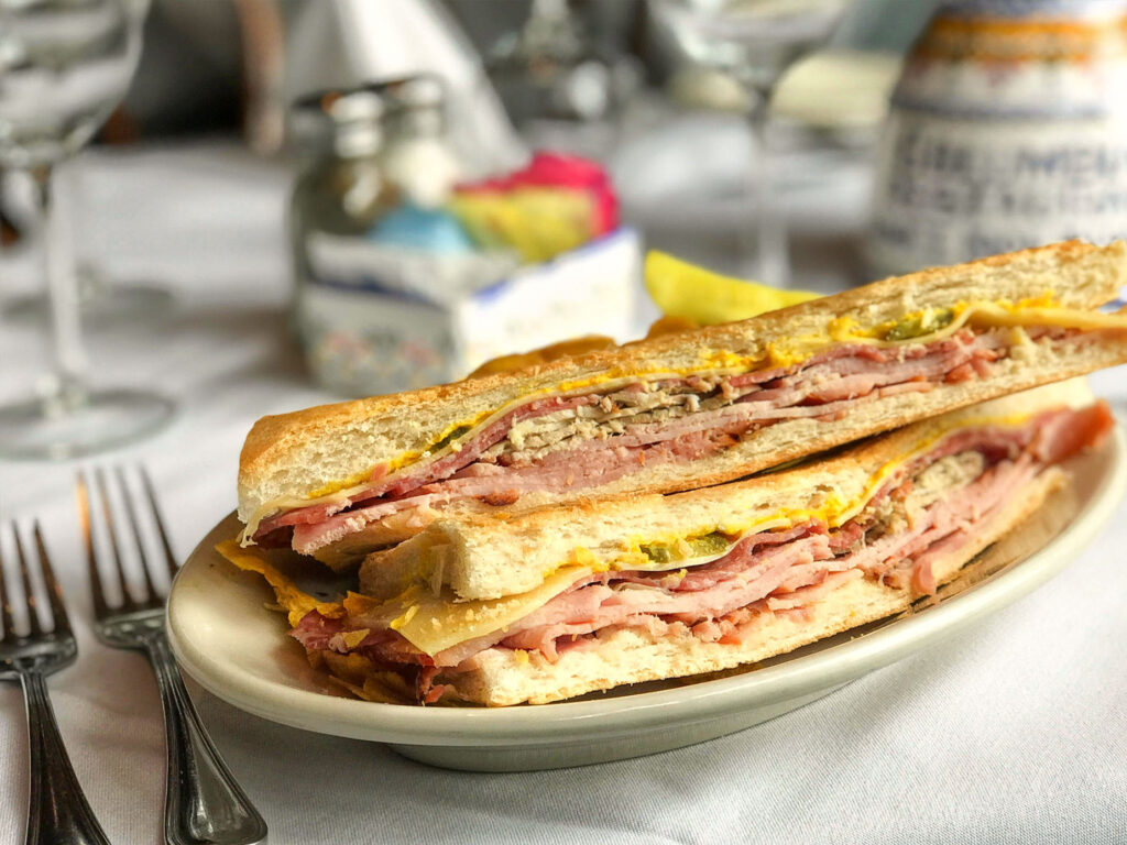De échte Cuban Sandwich in Ybor City bij Columbia Restaurant De échte Cuban Sandwich in Ybor City bij Columbia Restaurant