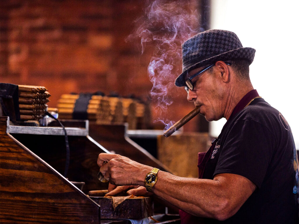 Een ambacht sigarenroller in Ybor City Een ambacht sigarenroller in Ybor City